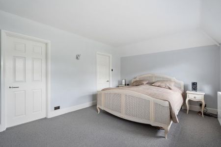 5 bedroom detached house to rent - Photo 2
