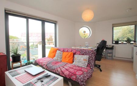 Located in a modern development a short walk to Cabot Circus and Temple Meads. There is also the added bonus of a balcony! - Photo 5