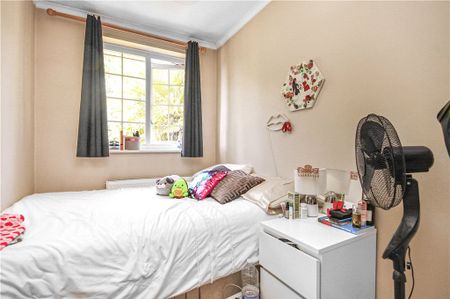 Waters Drive, Staines-upon-Thames, Surrey, TW18 4RP - Photo 4