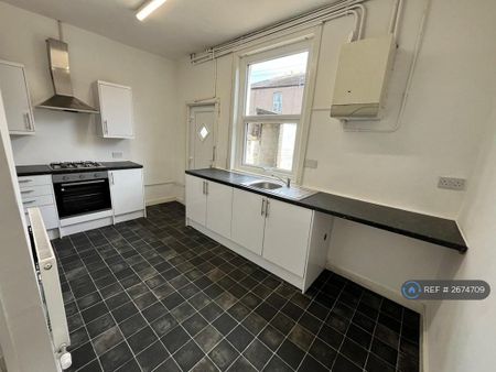 2 bedroom terraced house to rent - Photo 3