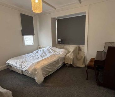 Family home in the heart of Springvale - Photo 3