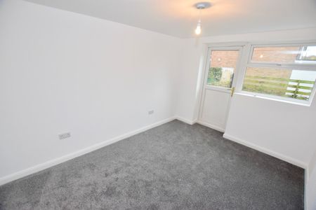 Rosaville Crescent, Allesley, Coventry - FULLY RENOVATED GROUND FLOOR MAISONETTE - Photo 2