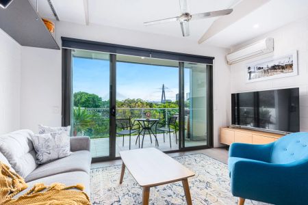 Stunning split-level apartment with views and parking and storage cage - Photo 4