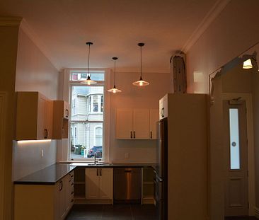 Modern spacious apartment needs a flatmate - Photo 2