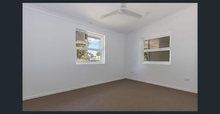 MODERN DUPLEX LIVING IN ROSSLEA! - Photo 2