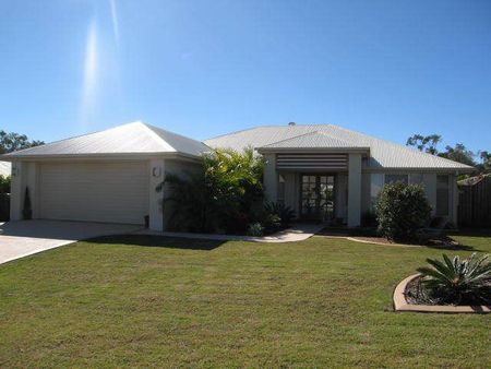 Large Family Home in Coomera Waters - Photo 4