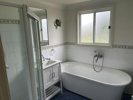 Three bedroom, two bathroom house in South - Photo 2