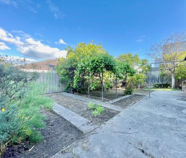 Spacious family home in an exceptional lifestyle location - Photo 5