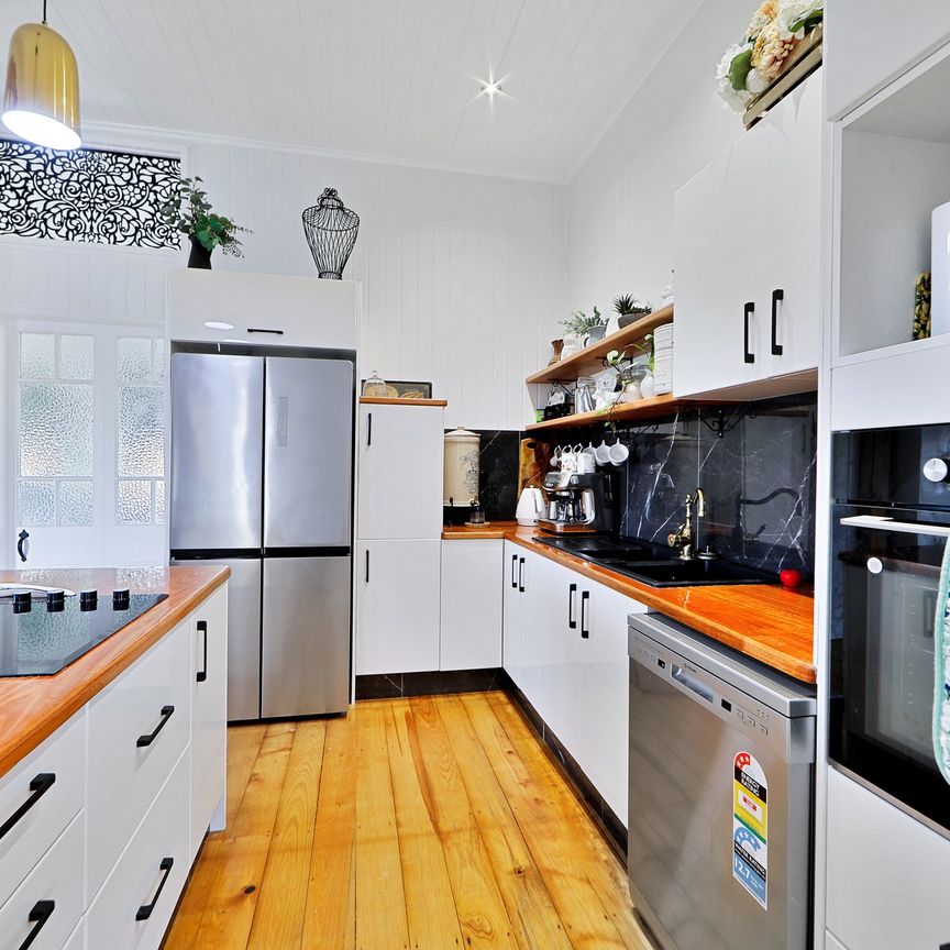 Beautifully Renovated Classic Queenslander - Photo 1