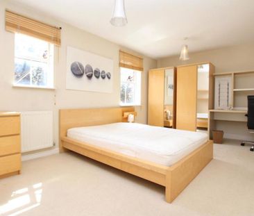 *** STUDENT PROPERTY *** A large five double bedroom student house,... - Photo 1