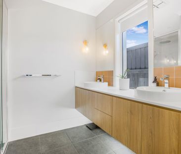 Fully Furnished Coastal Dream in Award Winning Estate! 7 month leas... - Photo 4