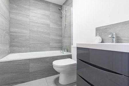 3 bedroom flat to rent - Photo 3