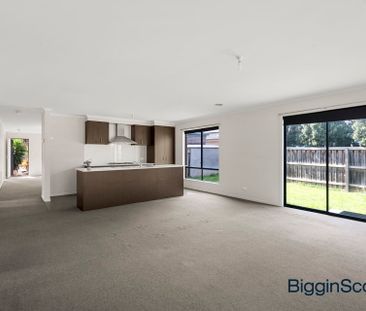 FAMILY HOME WITH MULTIPLE LIVING AREARS!!! - Photo 4