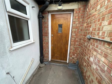 2 bedroom maisonette to rent - Photo 4