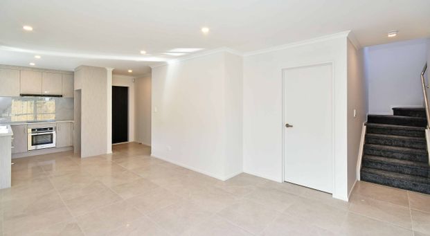 MANGERE NEAR NEW TOWNHOUSE AVAILABLE MID JANUARY 2026 - 3 BEDROOMS MODERN & SPACIOUS LIVING - Photo 1