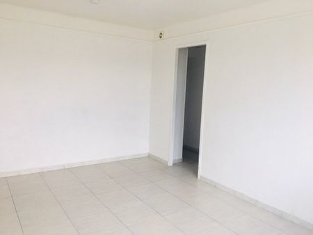 Appartement 3 pièces 53m2 MARSEILLE 12EME 665 euros - Photo 2