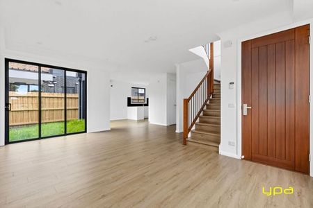 Brand New Spacious Family Home in Notting Hill! - Photo 3