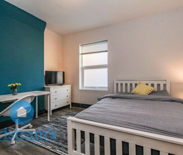 References Pending - 7 bed Detached House - Photo 1