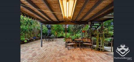 Stylish Family Living on a Generous 926mÂ² Block - Photo 5