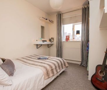 The most spacious three bed you'll find! - Photo 4