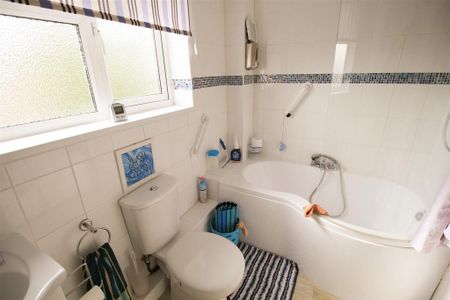 3 bedroom semi-detached house to rent - Photo 4