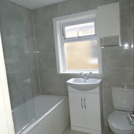 Room in a Shared House, Amberley Grove, CR0 - Photo 4