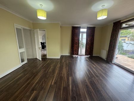 6 Bed Semi-Detached House, Shirley Gardens, IG11 - Photo 3