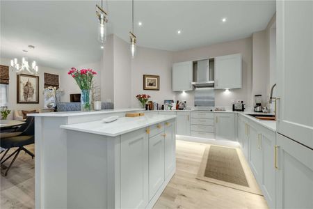Elegant two bedroom apartment in a restored Georgian building. - Photo 4