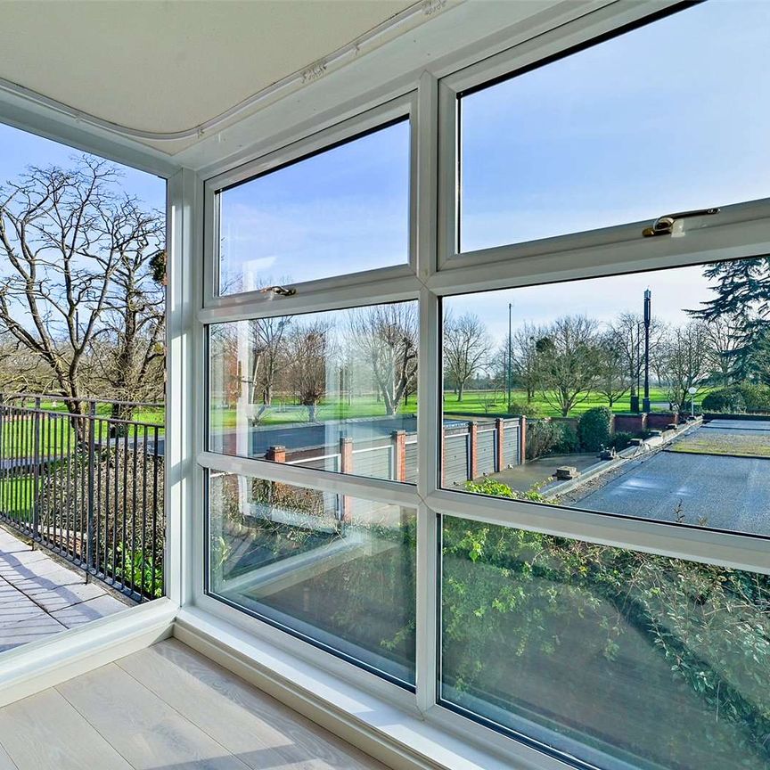 A modern and light apartment with views of The Long Walk in a much sought after private road in Windsor. - Photo 1