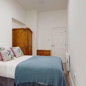 3 bedroom flat to rent - Photo 2