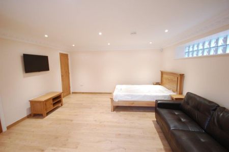 1 bedroom Flat To Let - Photo 2