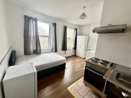 Studio to rent - Photo 2