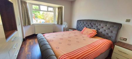 4 bed semi-detached house to rent in Rosecroft Walk, Pinner, HA5 - Photo 4