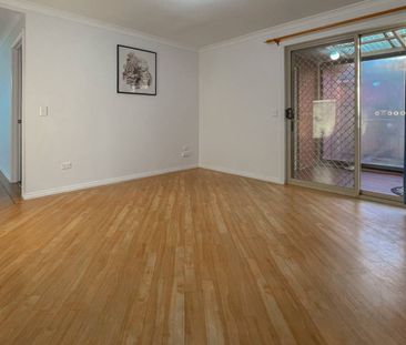 Charming two bedroom brick unit - Photo 4