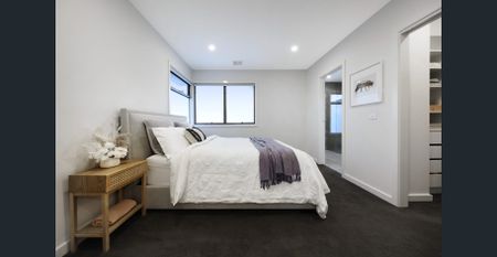 Sleek & Spacious Townhouse in a Quiet Oakleigh East Location - Photo 3