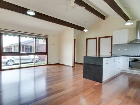Large, livable and so convenient! - Photo 2