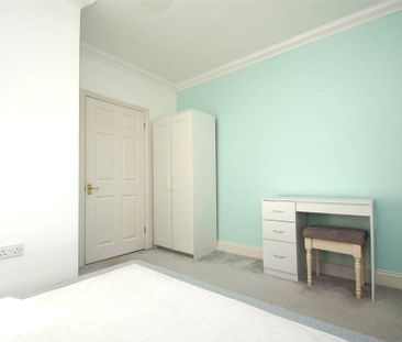 2 bed Upper Floor Flat for rent - Photo 3