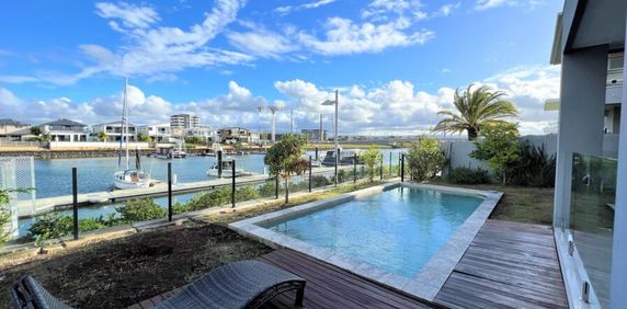 SPACIOUS WATERFRONT FAMILY HOME IN THE HART OF HOPE ISLAND - Photo 2