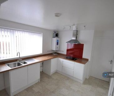 4 bedroom semi-detached house to rent - Photo 2