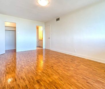 Fairway House — One bedroom renovated apartment cote saint luc - Photo 1
