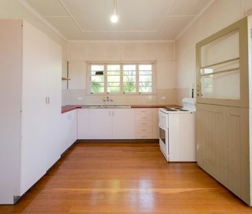 Charming Two Bedroom Home Available In Great Location! - Photo 3