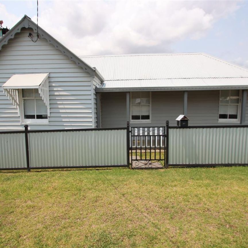 37 Railway Street, 2372, Tenterfield Nsw - Photo 1