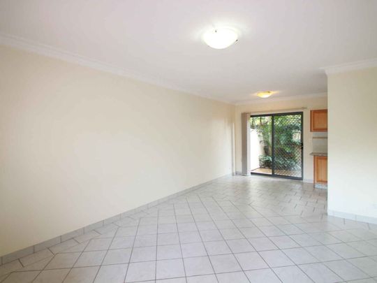 Courtyard comfort meets unbeatable convenience - Photo 1