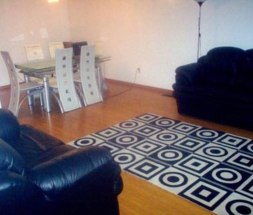 Beautiful bright huge 3 bdrm main floor of house - Photo 2