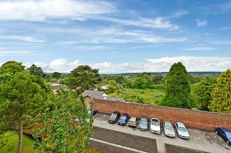 An immaculate duplex apartment with access to residents leisure facilities. - Photo 2