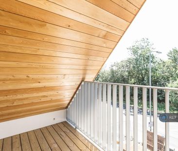 2 bedroom penthouse to rent - Photo 4