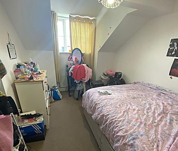 £1,400 PCM, Three Bedroom, Two Bathroom Semi-Detached House with Of... - Photo 6