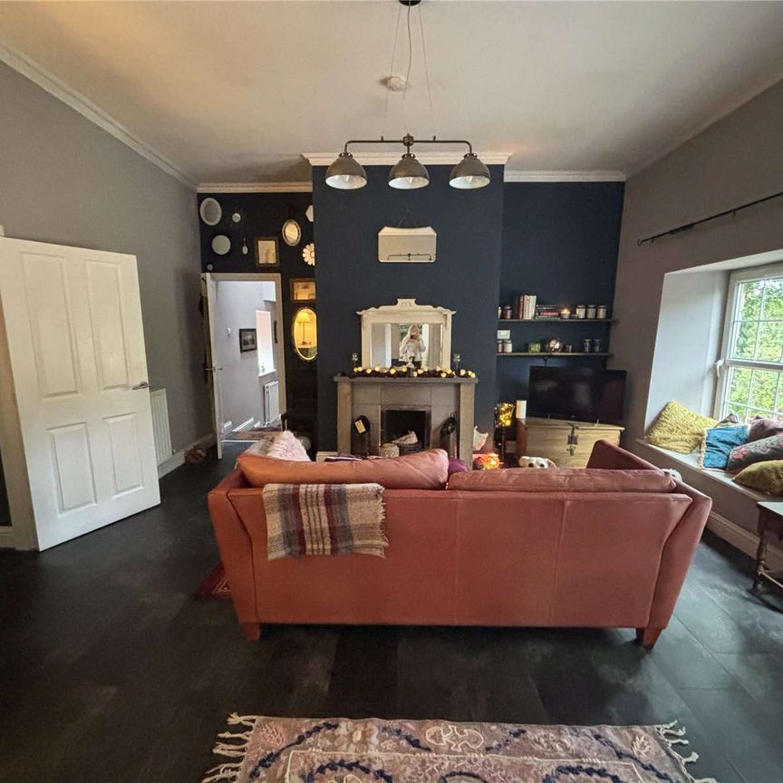 A delightful semi-detached country cottage offering three bedrooms, private courtyard parking, a well-maintained garden, and garage space. - Photo 1