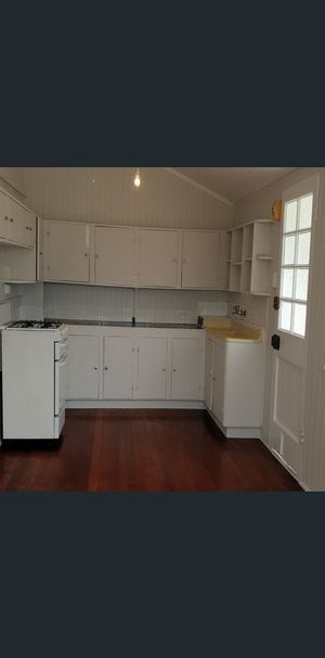 Perfectly Positioned North Ward Apartment - Walk to The Strand! - Photo 1