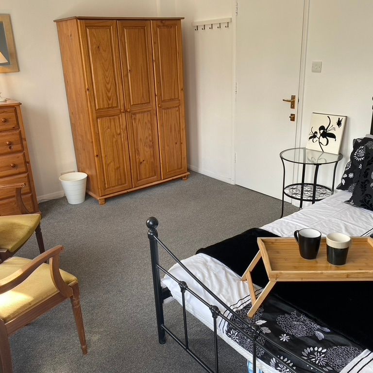 A Stylish House Share for Professionals - Photo 2